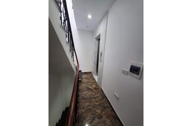 TRUNG TÂM CẦU GIẤY 33M, 5 TẦNG , 7.3 TỶ . LH 0946073182