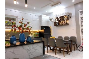 Bán nhà, Nguyễn Đình Hoàn, Cầu Giấy. Nhà đẹp ở ngay, 45m2, 5.8 tỷ.