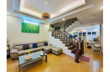Chủ cần bán nhà phân lô ngõ 97 Văn Cao, ô to cách 10m. Dt 70m2x4T, MT 5m. Chỉ 9.7 tỷ