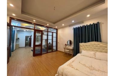 Gần hồ, Căn hộ phân lô dịch vụ Hoàng Văn Thái, Dt 57m2, 13PN, doanh thu 720 triệu/năm,