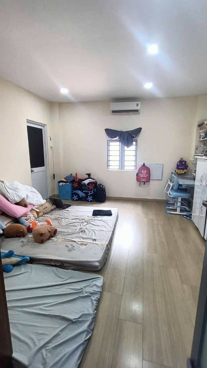 Nhà nát, giá hời, vị trí không chê vào đâu đựợc ngay Trung tâm.