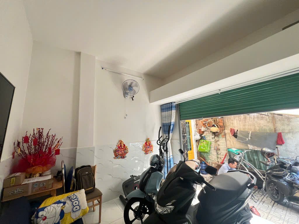 Nhà đẹp, thiết kế hiện đại, đúc thật 4 tầng, nằm trong khu dân cư hiện hữu, hẻm xe tải chạy vi vu,