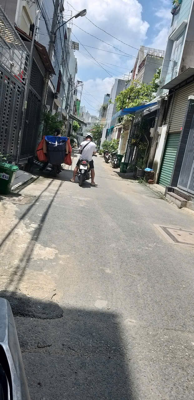 Nhà đẹp, thiết kế hiện đại, đúc thật 4 tầng, nằm trong khu dân cư hiện hữu, hẻm xe tải chạy vi vu,