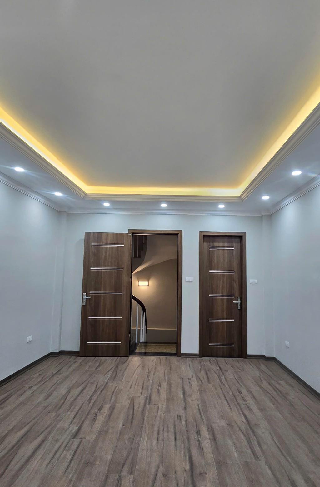 TRƯƠNG ĐỊNH, SÁT Ô TÔ, BA BƯỚC CHÂN RA MẶT PHỐ CÁCH BÃI ĐỖ XE 30M 5 TẦNG 40M2 7,6 TỶ