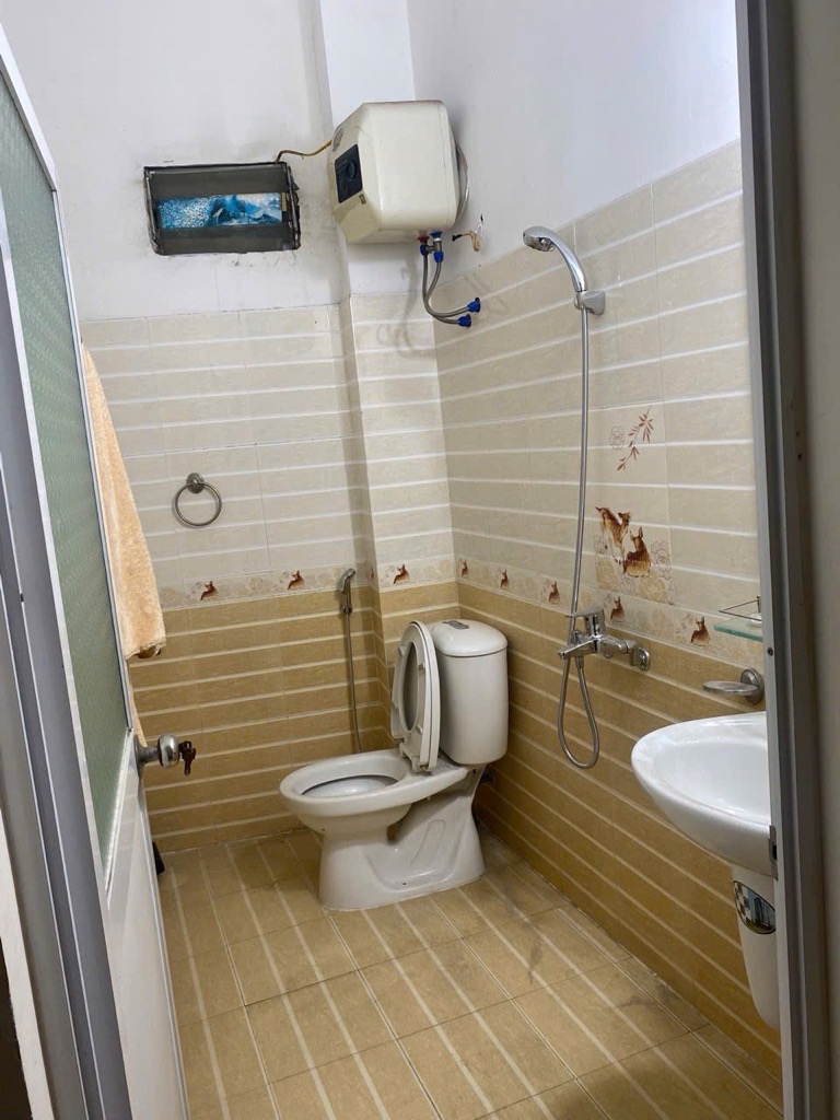 QUẬN HAI BÀ TRƯNG, GẦN MẶT PHỐ LỚN Ô TÔ TRÁNH, 40M2 CÓ SÂN RỘNG DÙNG RIÊNG 5,15 TỶ
