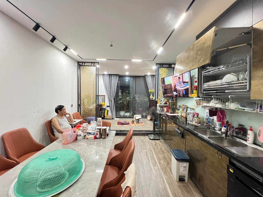 TRẦN QUANG DIỆU, VIEW VƯỜN HOA, ĐI BỘ RA HỒ HOÀNG CẦU, GẦN BÃI Ô TÔ 40 M2 4 TẦNG 7 TỶ