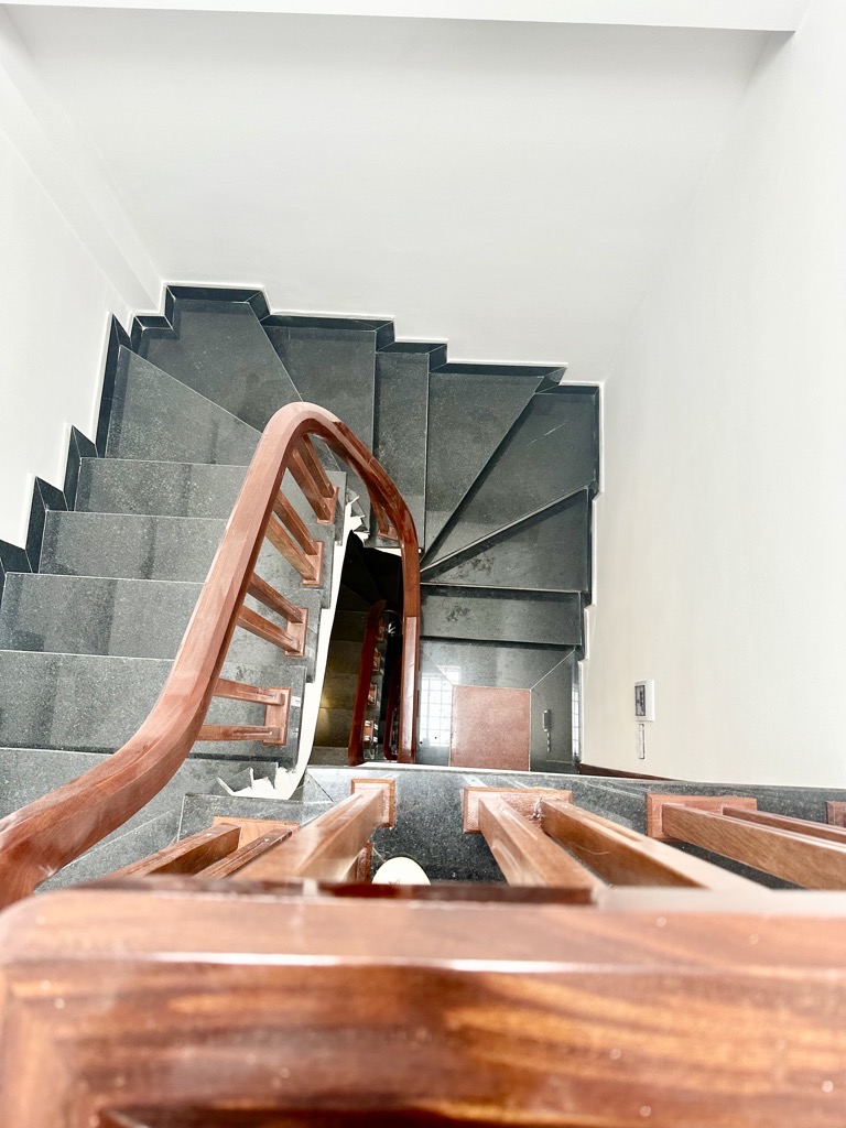 HÀNG XÓM UBND HUYỆN THANH TRÌ, 36M2 5 TẦNG GIÁ 5,85 TỶ
