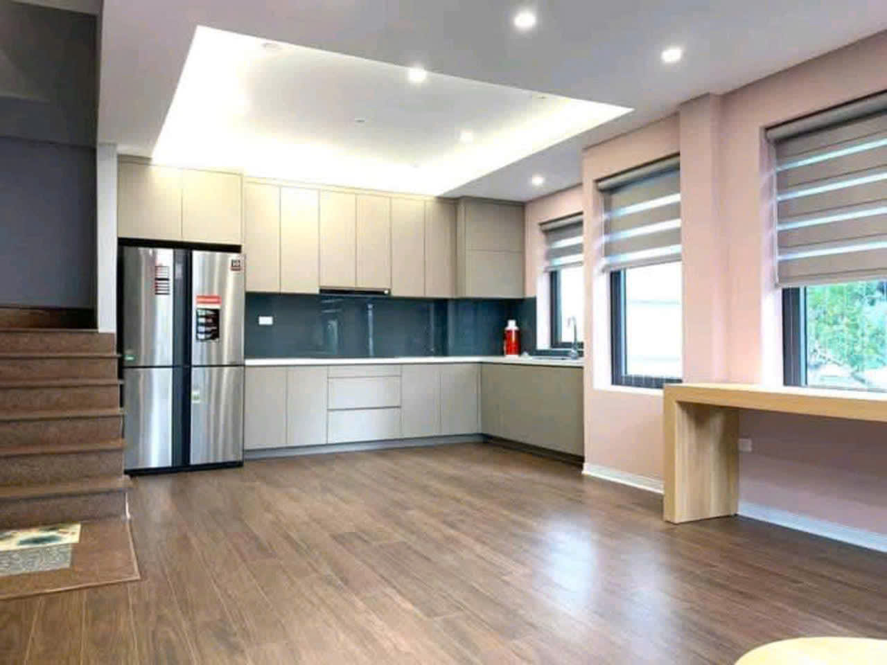 Cho thuê nhà mặt phố Vũ Xuân Thiều, 100m2,vỉa hè, kinh doanh đỉnh, 4 triệu