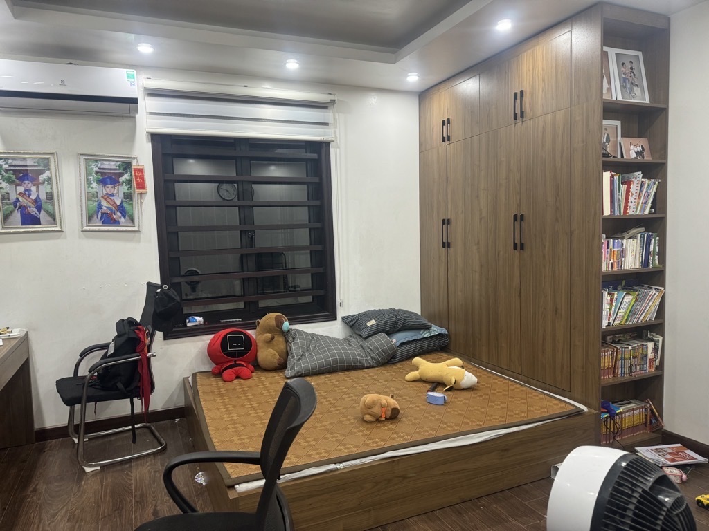 Bán nhà Chính Kinh, giáp đường Nguyễn Trãi, vài bước lên tầu điện, 32m2, 5 tầng