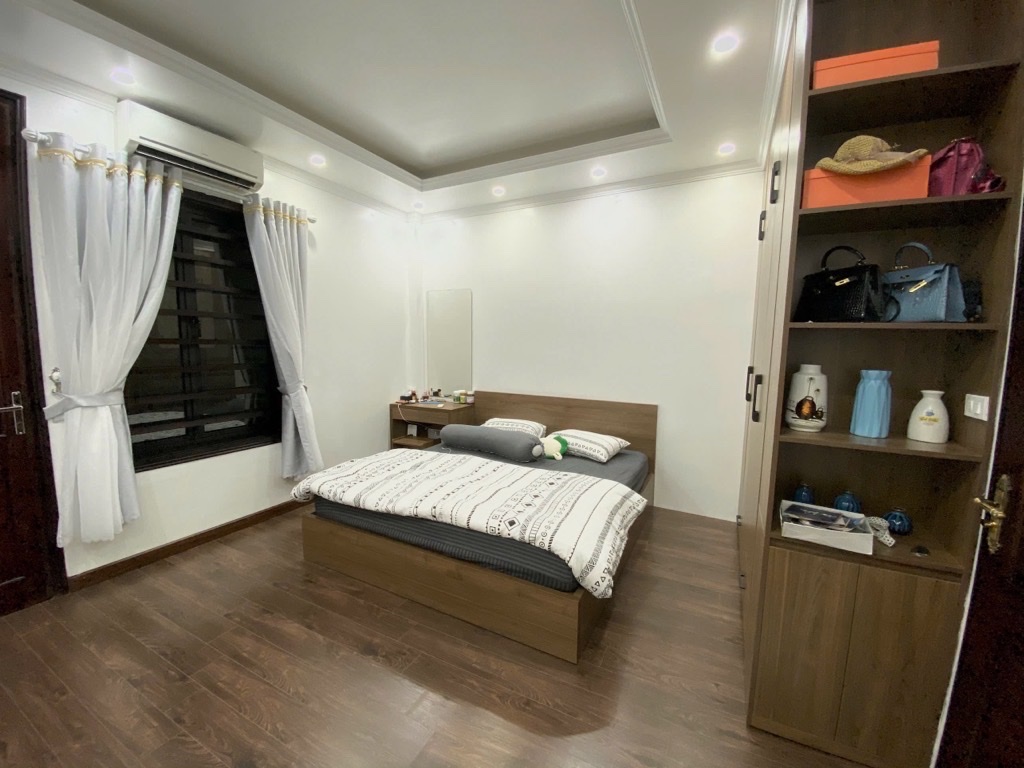 Bán nhà Chính Kinh, giáp đường Nguyễn Trãi, vài bước lên tầu điện, 32m2, 5 tầng