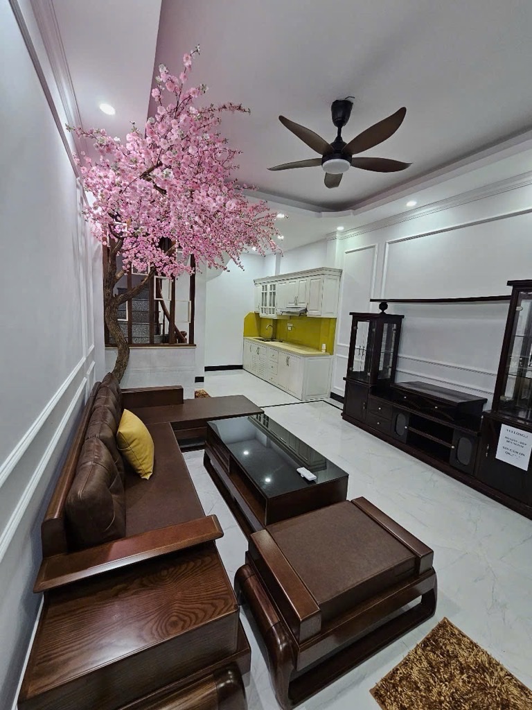 Bán nhà Cự Lộc, khu giữa phố giáp Joyal City, 32m2, 4 tầng, có sân riêng