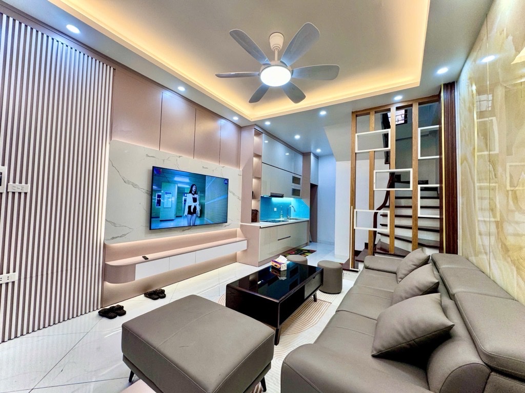 Bán nhà Vũ Hữu, ngõ thông sang Khuất Duy Tiến, 32m2, 5 tầng, nội thất đẹp