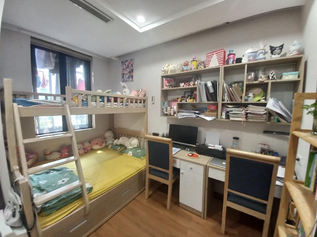 Bán căn hộ Nam Trung Yên, 76m2, lô góc, ban công view trường học, nội thất xịn, nhỉnh 4 tỷ