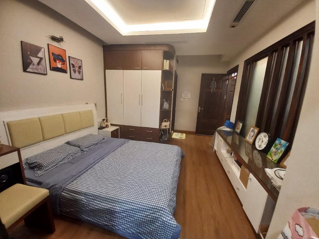 Bán căn hộ Nam Trung Yên, 76m2, lô góc, ban công view trường học, nội thất xịn, nhỉnh 4 tỷ