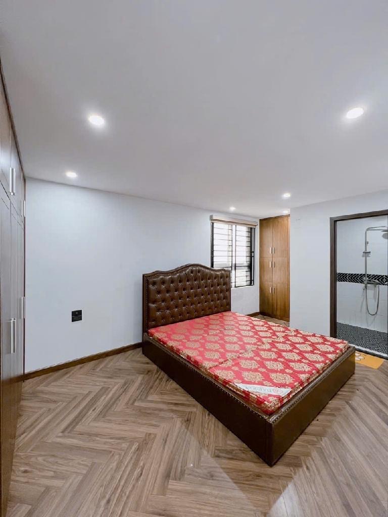 Bán chung cư Trung Hòa - Nhân Chính, 3PN, 2VS, ban công view trường học, lô góc, nội thất xịn