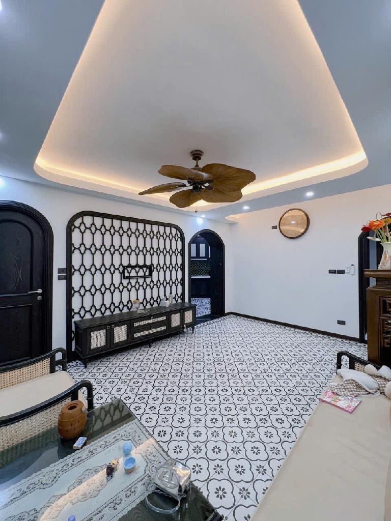 Bán chung cư Trung Hòa - Nhân Chính, 3PN, 2VS, ban công view trường học, lô góc, nội thất xịn