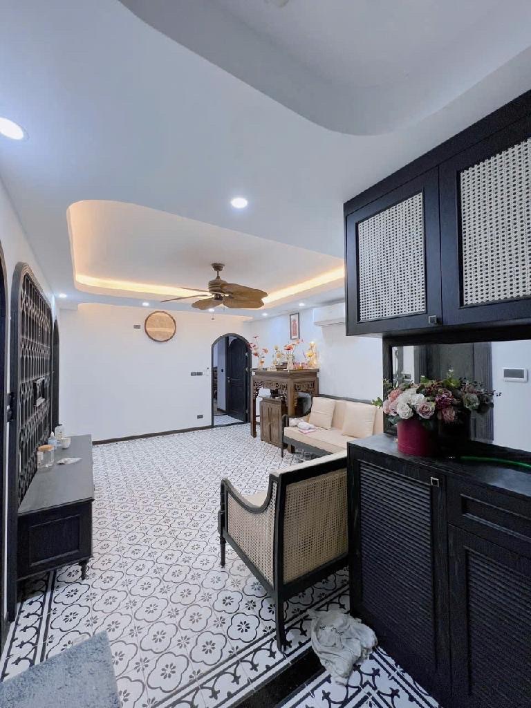 Bán chung cư Trung Hòa - Nhân Chính, 3PN, 2VS, ban công view trường học, lô góc, nội thất xịn