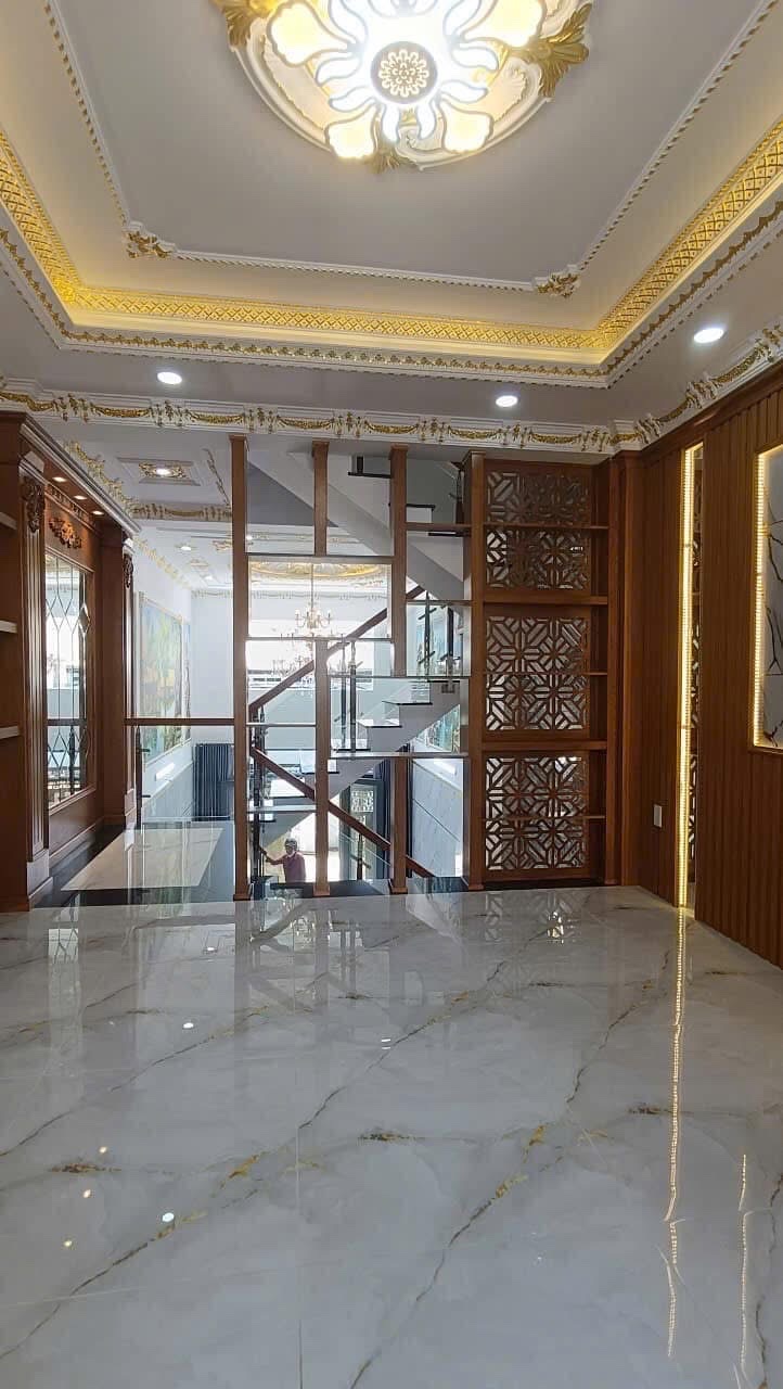 Bán nhà Nguyên Hồng, mặt tiền kinh doanh, phân lô ô tô, 2 thoáng, 55m2, hơn 18 tỷ