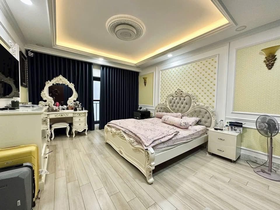 Bán nhà Nguyên Hồng, mặt tiền kinh doanh, phân lô ô tô, 2 thoáng, 55m2, hơn 18 tỷ