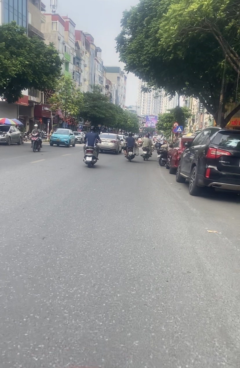 Bán nhà VIEW sân chung cư  phố Ngụy Như Kon Tum, CAMRY đỗ cổng, 60m2, hơn 19 tỷ