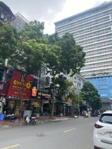Bán nhà Hoàng Ngân - KĐT Trung Hòa - Nhân Chính, DT 52m2x4T, siêu phẩm lô góc 3 thoáng, cực VIP, giá 19 tỷ