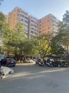 Bán chung cư Trung Hòa - Nhân Chính, 3PN, 2VS, ban công view trường học, lô góc, nội thất xịn