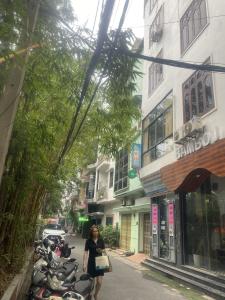 Bán nhà Nguyên Hồng, mặt tiền kinh doanh, phân lô ô tô, 2 thoáng, 55m2, hơn 18 tỷ