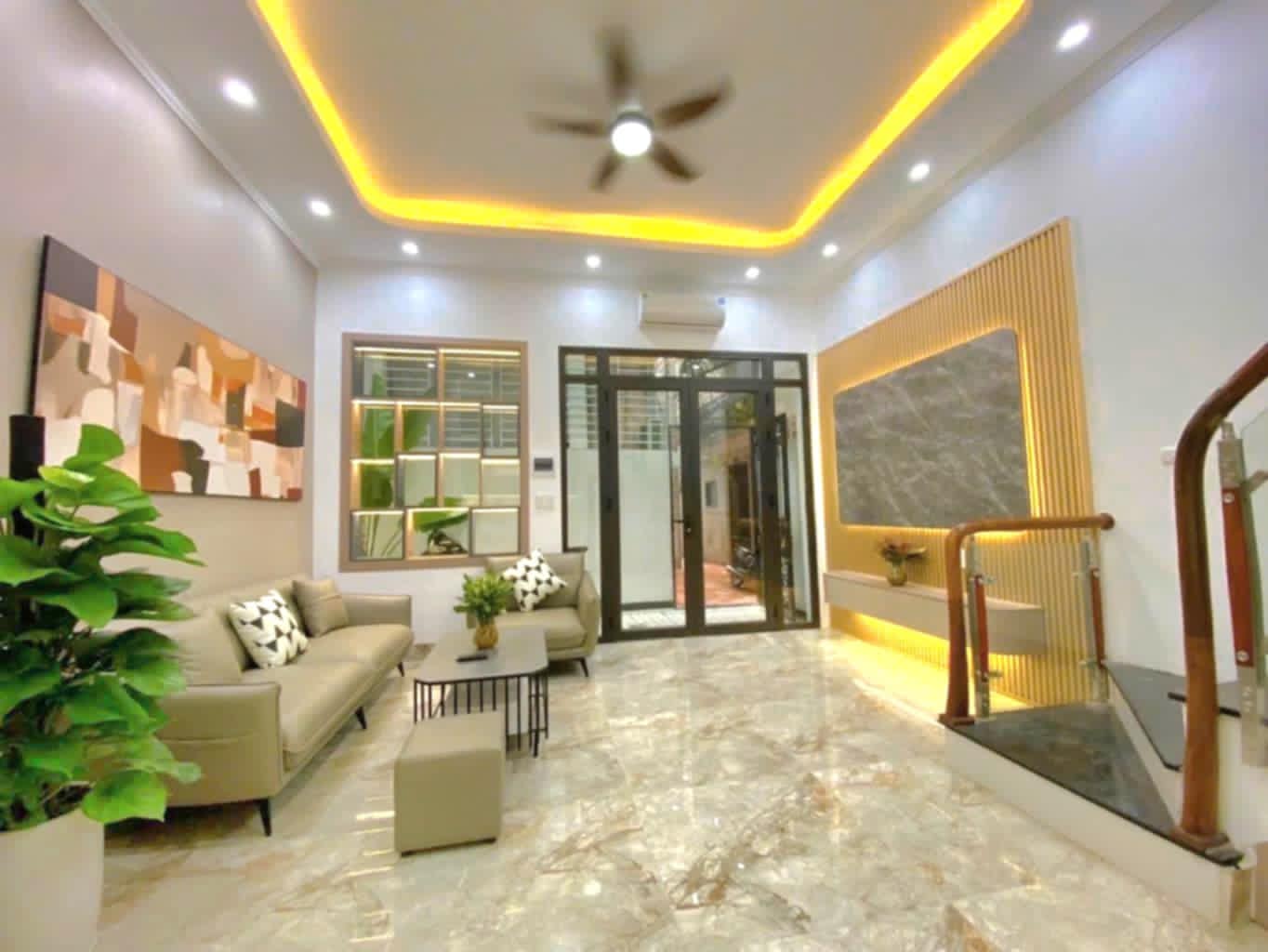 BÁN GẤP NHÀ ĐẸP TÂY HỒ GIÁP RANH BA ĐÌNH FULL NỘI THẤT 40M X 5 TẦNG MT 5M 8,3 TỶ