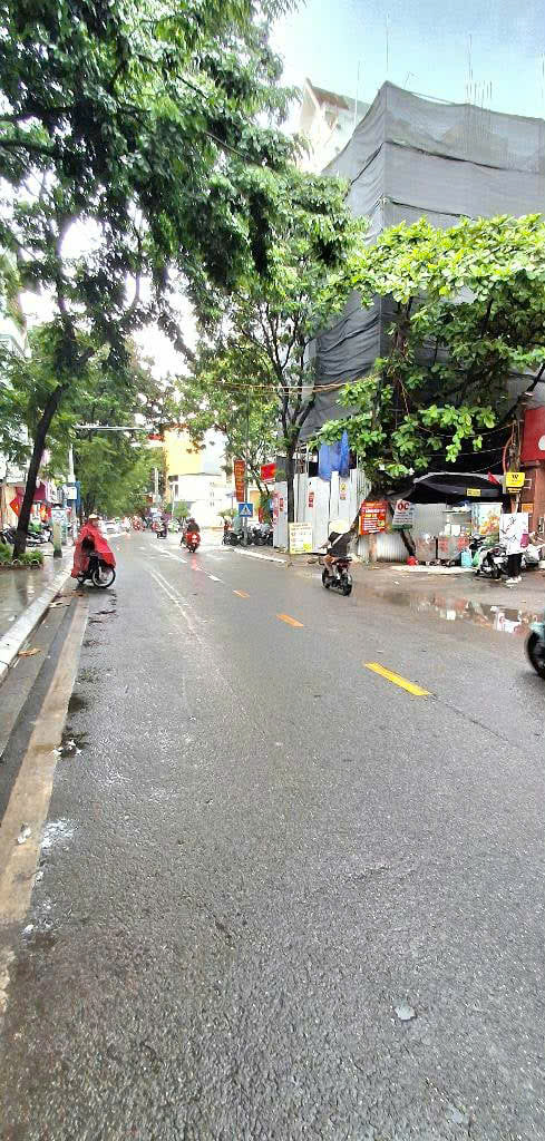 BÁN GẤP NHÀ ĐỘI CẤN TT BA ĐÌNH DÂN XÂY 30M X 6 TẦNG MT 4,3M NHỈNH 6 TỶ  .