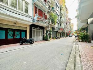 BÁN GẤP NHÀ BA ĐÌNH GIÁP RANH TÂY HỒ HOÀN KIẾM FULL NỘI THẤT PHÂN LÔ KD, Ô TÔ GARA, Ô CHỜ THANG MÁY 50M X 7 TẦNG MT 4,1M 16 TỶ 2