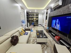 BÁN NHÀ GIANG BIÊN - 6tầng  - Gần Ô TÔ THÔNG -  NỘI THẤT ĐẸP