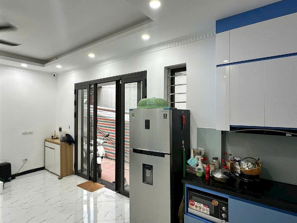Nhà Tam Trinh - Hoàng Mai Nhà nằm vị trí đắc địa, ra khỏi cửa là ô tô tránh ở cực sướng, xung quanh đầy đủ tiện ích. Thiết kế: Dt :40 x 5 tầng - Giá chào Nhỉnh 5 tỷ  T1: Khách - Bếp - WC T2 3 4: Phòng ngủ master