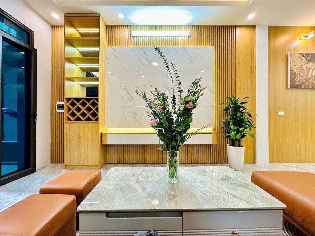 Đại Từ -Hoàng Mai - Mô tả: Vị trí cực đẹp phố Đại Từ - Vip gần chợ gần hồ Linh Đàm - 15m ra ra ô tô đỗ.+ Nhà thiết kế 5 tầng mới ở ngay nội thất sang dẹp.-Dt 35 x 5tầng - Nhỉnh 5tỷ