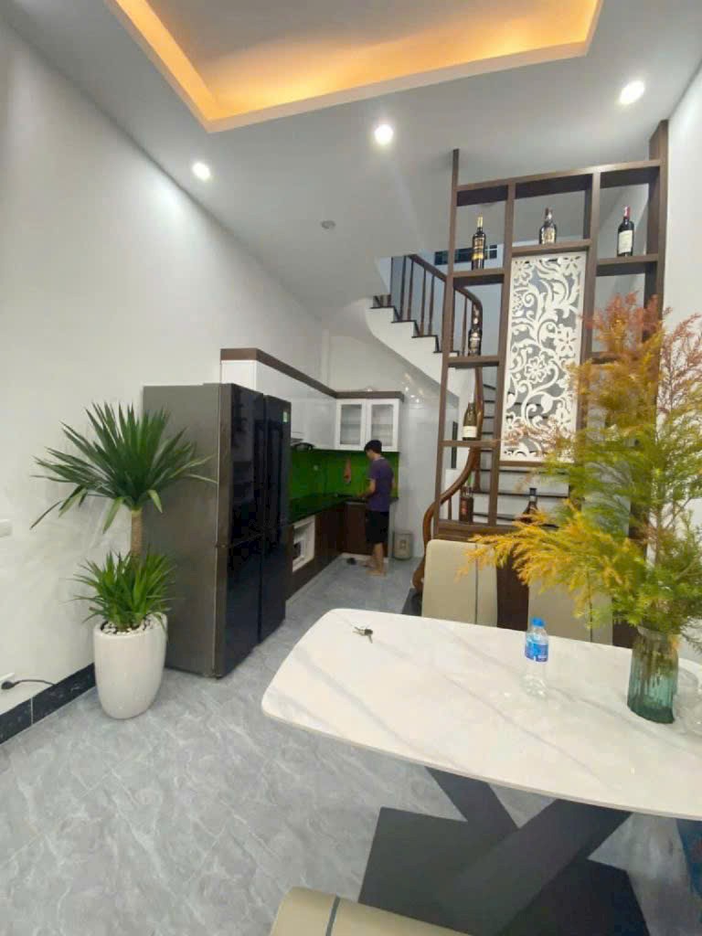 Đại Từ -Hoàng Mai - Mô tả: Vị trí cực đẹp phố Đại Từ - Vip gần chợ gần hồ Linh Đàm - 15m ra ra ô tô đỗ.+ Nhà thiết kế 5 tầng mới ở ngay nội thất sang dẹp.-Dt 35 x 5tầng - Nhỉnh 5tỷ