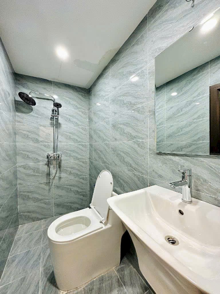 Đại Từ -Hoàng Mai - Mô tả: Vị trí cực đẹp phố Đại Từ - Vip gần chợ gần hồ Linh Đàm - 15m ra ra ô tô đỗ.+ Nhà thiết kế 5 tầng mới ở ngay nội thất sang dẹp.-Dt 35 x 5tầng - Nhỉnh 5tỷ