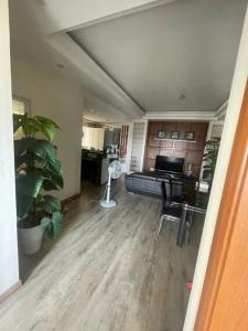 Chính chủ nhờ B.A.N căn cc Toà CT14 Bắc Hà - Nam Từ Liêm Dt :109m Hướng Namlô góc thoáng đẹp đường Tố Hữu Vị trí thuận lợi Cách Bigc tầm 1,5m