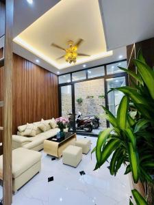 NHÀ ĐẸP ở ngay Định Công Thượng, Hoàng Mai 4 tầng nhỉnh 5 tỷ - Chủ nhà tâm huyết, - Nhà 40.3m2, trong đó: diện tích xây nhà: 30m2, ngõ chung: 10.3 m2 (thực tế mình nhà mình dùng). - Nhà thiết kế: - + Tầng 1: Sân để xe riêng, phòng khách, bếp rộng rãi,