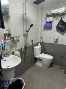 Siêu phẩm định công thượng - phân lô oto đỗ cửa 53m2 x 5 tầng giá chào 9 tỷ Mô tả: Vị trí cực đẹp, Ô tô đỗ cửa, nhà 4 tầng rất mới chỉ việc xách va li về ở, Thoáng trước sau. Khu vực dân trí cao gần Trường, chợ. Nhà chỉ cách 50m ra phố Định Công Thượng.