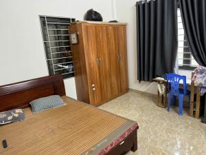 Siêu phẩm định công thượng - phân lô oto đỗ cửa 53m2 x 5 tầng giá chào 9 tỷ Mô tả: Vị trí cực đẹp, Ô tô đỗ cửa, nhà 4 tầng rất mới chỉ việc xách va li về ở, Thoáng trước sau. Khu vực dân trí cao gần Trường, chợ. Nhà chỉ cách 50m ra phố Định Công Thượng.