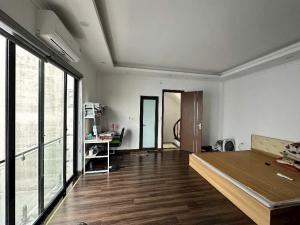 Nhà Tam Trinh - Hoàng Mai Nhà nằm vị trí đắc địa, ra khỏi cửa là ô tô tránh ở cực sướng, xung quanh đầy đủ tiện ích. Thiết kế: Dt :40 x 5 tầng - Giá chào Nhỉnh 5 tỷ T1: Khách - Bếp - WC T2 3 4: Phòng ngủ master