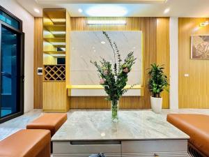 Đại Từ -Hoàng Mai - Mô tả: Vị trí cực đẹp phố Đại Từ - Vip gần chợ gần hồ Linh Đàm - 15m ra ra ô tô đỗ.+ Nhà thiết kế 5 tầng mới ở ngay nội thất sang dẹp.-Dt 35 x 5tầng - Nhỉnh 5tỷ