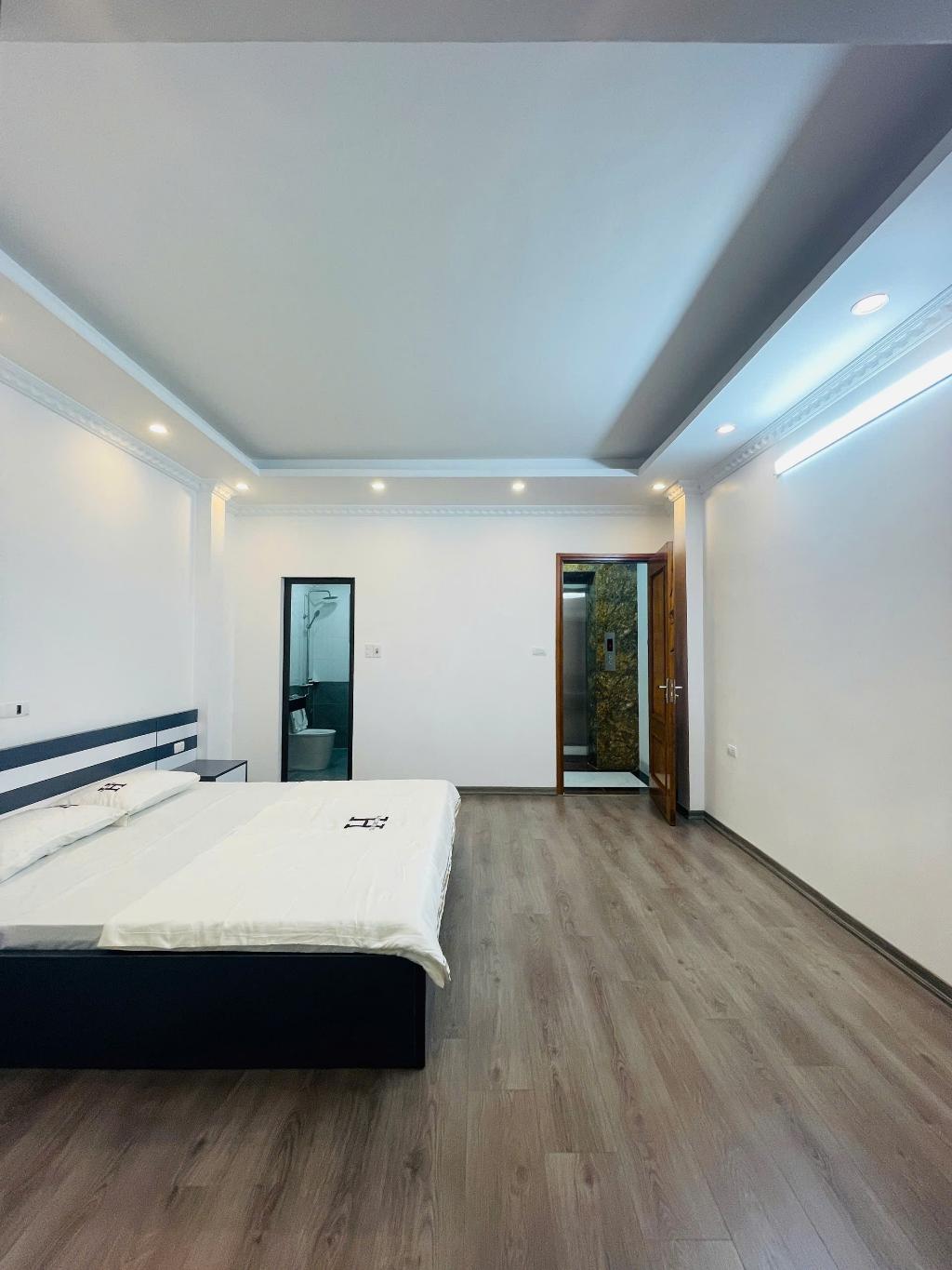 ✴️ phạm văn đồng nhỉnh 9tỷ .6tầng thang máy. Ôtô đỗ cổng .   Thoáng trước,sau như 1 vị trí đẹp nhà mới chính chủ    Sổ vuông đẹp sẵn giao dịch   ☎️ Lh.Em Lê để được hỗ trợ trực tiếp. 0973412350