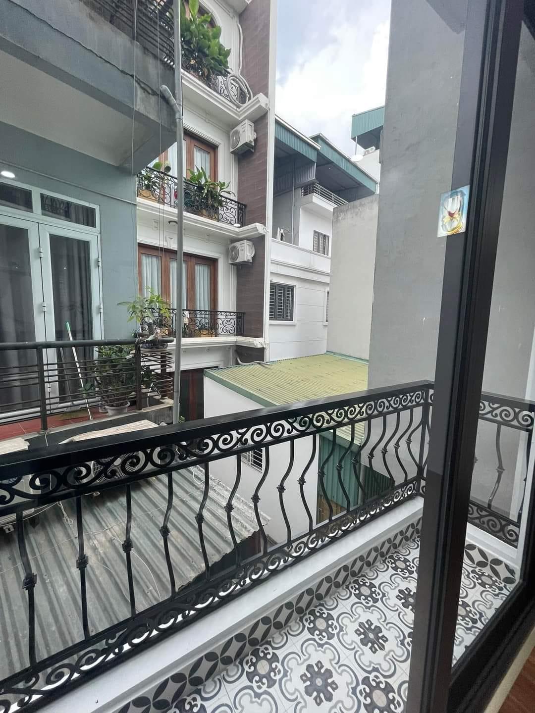 Bán nhà 5 tầng xây mới ,ngõ nông, ô tô gần 32m2 hơn 3 tỷ.