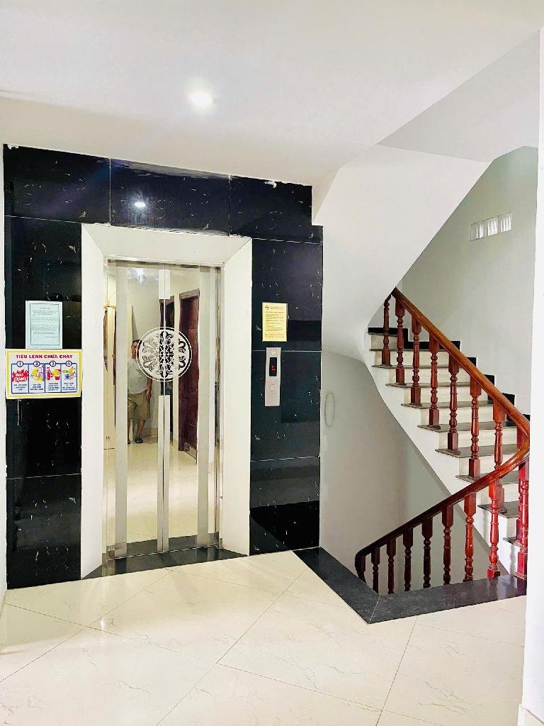 Hiếm - Toà Văn Phòng 65m2 6 tầng Mt gần 6m. LH ngay 0988505246.