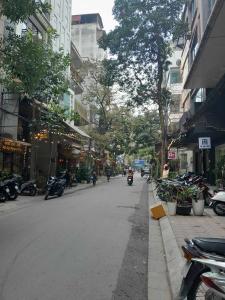 Bán nhà mặt phố Nguyên Hồng_kinh doanh_ chỉ 31.8 tỷ/ 52m2.