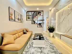 Bán nhà riêng gần hồ Tây, KINH DOANH, ngõ thông rộng chỉ 10.65 tỷ.