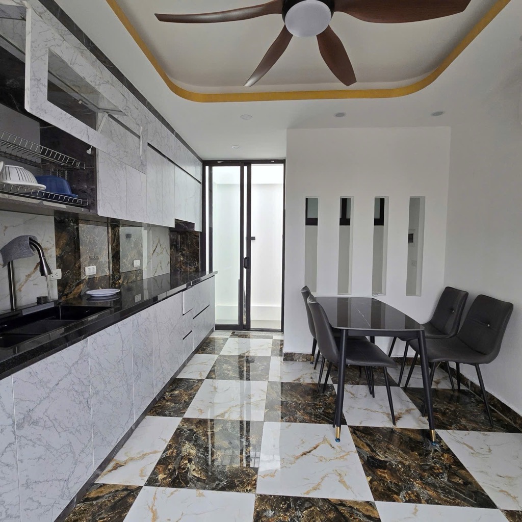 Nhà phố Huỳnh Thúc Kháng – Phân lô – Ô tô – Kinh doanh – 40m2 – 7 tầng – 18 tỉ