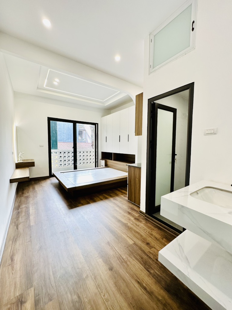 Nhà phố La Thành – Ngõ nông – Nhà mới – Kinh doanh – 40m2 – 5 tầng – 7.55 tỷ