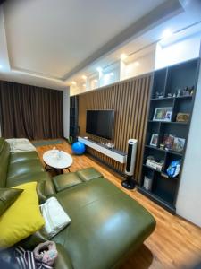 Nhà phố Mai Anh Tuấn – Mặt phố - Mặt hồ - Kinh doanh – 40m2 – 6 tầng – 18.3 tỉ