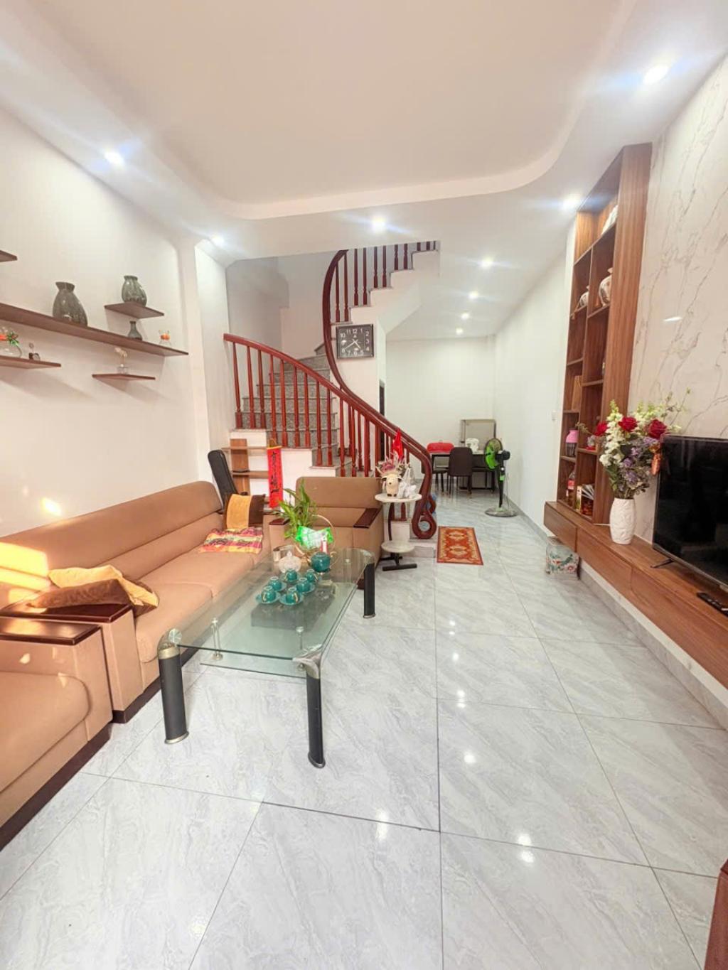 Bán nhà phụng châu nhà đẹp ở ngay 32 m2. 2,95 tỉ